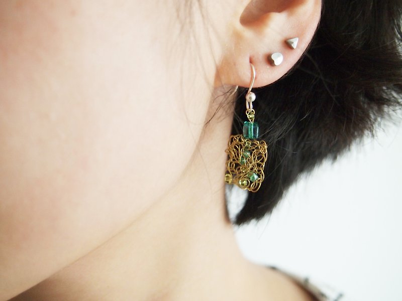 Custom hand-woven Bronze wire yellow emerald green acrylic bead Earrings ● Made in Hong Kong - ต่างหู - วัสดุอื่นๆ สีเหลือง