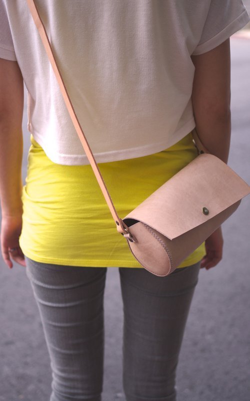 Dorsal hand-stitched leather packet [Sep 13 tilt]