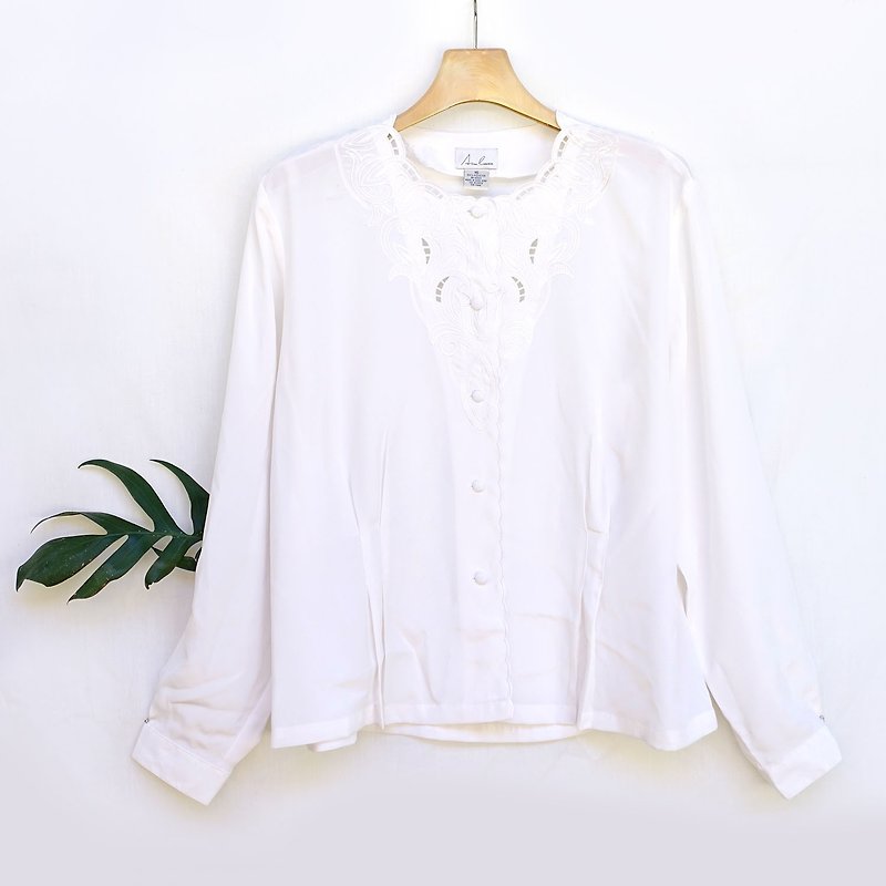 BajuTua / vintage / show white flower baskets empty slip material round neck shirt - เสื้อเชิ้ตผู้หญิง - วัสดุอื่นๆ ขาว