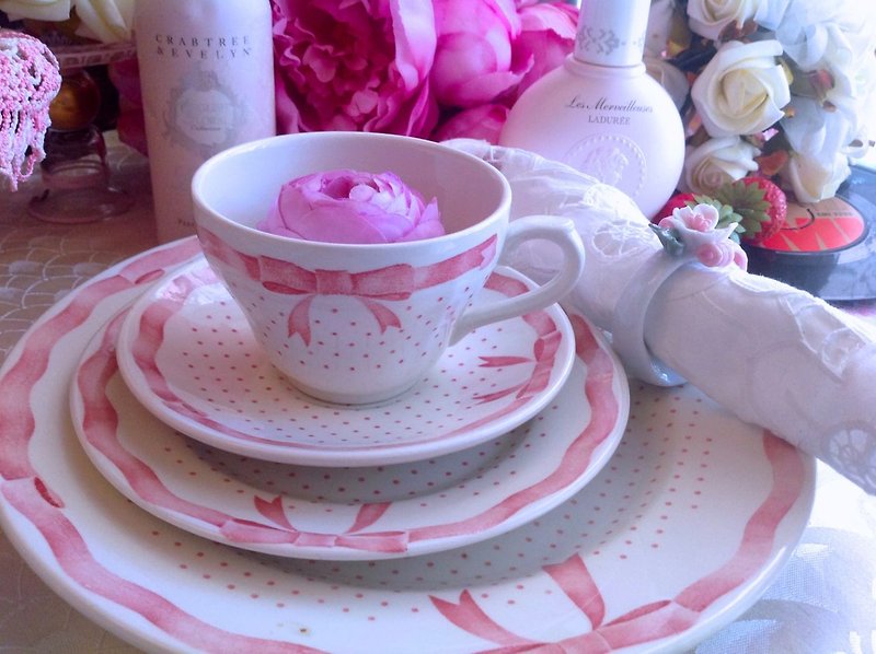 英國陶器鄉村風系列愛麗絲夢遊仙境紅色蝴蝶結花茶杯咖啡杯兩件組 - 茶壺/茶杯/茶具 - 其他金屬 