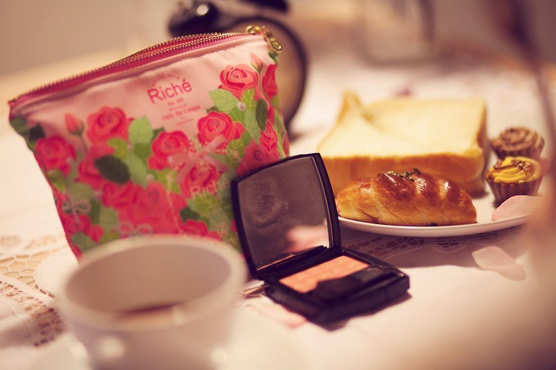 Riché 精緻手工包- Pink Rose野餐系列粉紅玫瑰化妝包 - 手袋/手提袋 - 其他材質 粉紅色