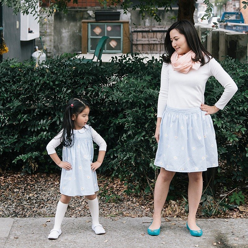 Female models, hand-embroidered small white flowers light blue striped ruffle skirt ● fragrance garden ● SweetThing Family fitted (remaining size M) - กระโปรง - ผ้าฝ้าย/ผ้าลินิน สีน้ำเงิน