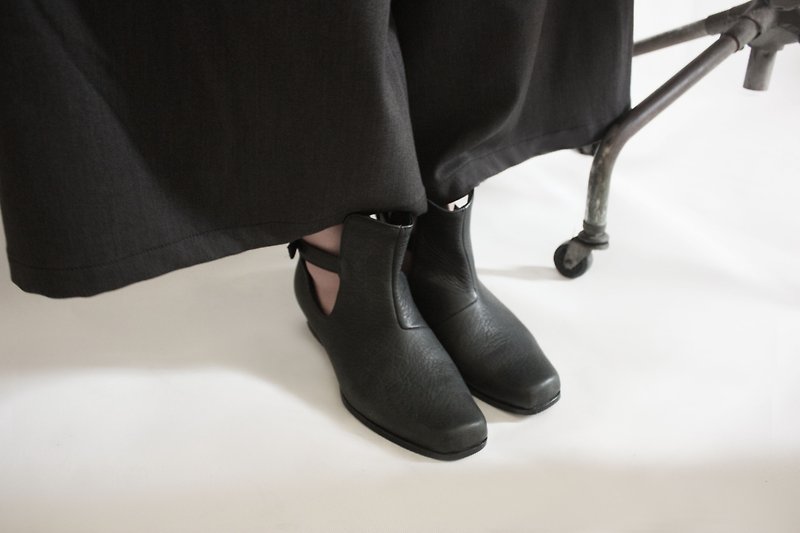 ZOODY / Apollo / hand shoes / flat-bottomed boots / black - รองเท้าบูทสั้นผู้หญิง - หนังแท้ สีดำ