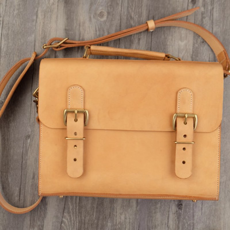 Handmade vegetable tanned leather shoulder bag - กระเป๋าแมสเซนเจอร์ - หนังแท้ สีทอง