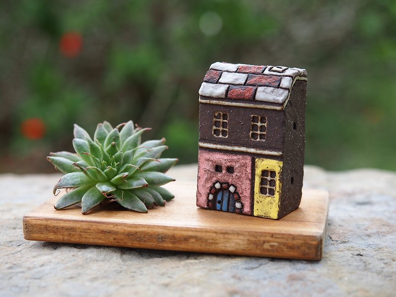 Candlestick Candle] [small house - painted red and white brick house fairy Thao roof / with handmade wooden candlesticks +1 small candle / 3 1 Group - เทียน/เชิงเทียน - วัสดุอื่นๆ 
