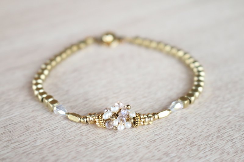 < ☞ HAND IN HAND ☜ > mini natural pearls - bouquet Brass bracelet (0357) - Bracelets - Gemstone White