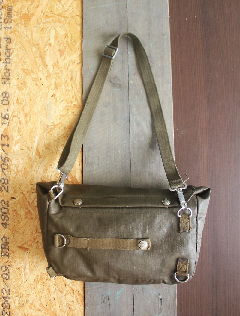 EARTH.er :: Vintage Series :: │ seventies Swiss gas mask bags ● 70's Mask Bag made in Swiss│ - Messenger Bags & Sling Bags - Other Materials Green