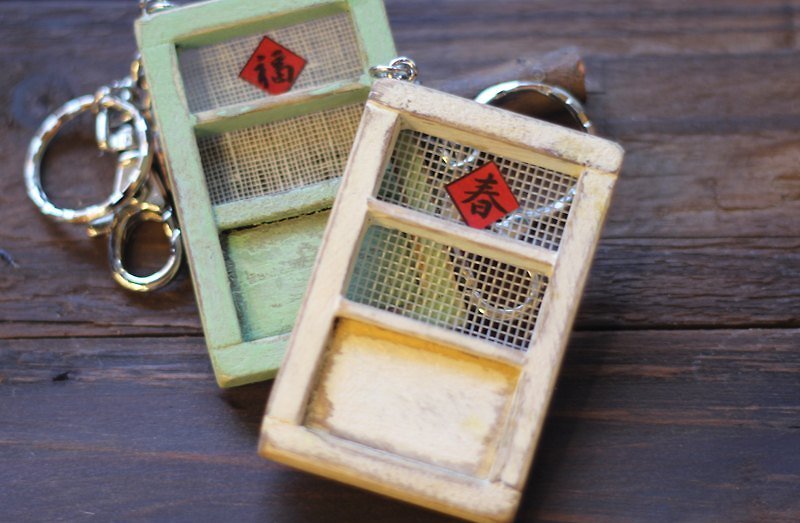Whitewashed old wooden door screens keychain - Keychains - Other Materials White