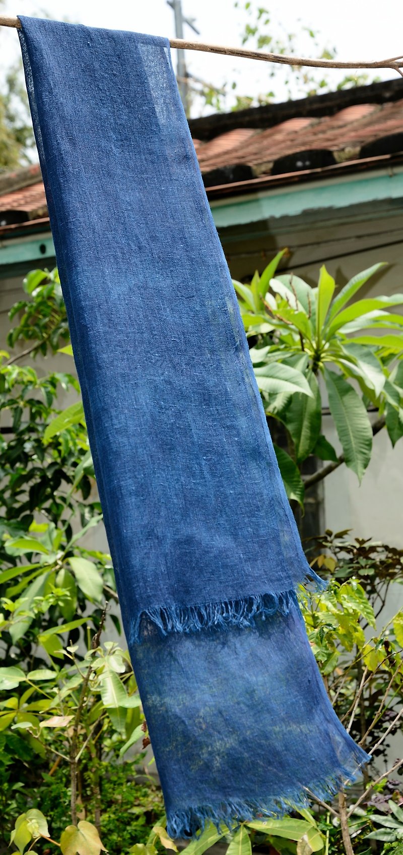 藍染植物染亞麻圍巾帶有亞麻原色比較細軟 - 絲巾 - 棉．麻 藍色