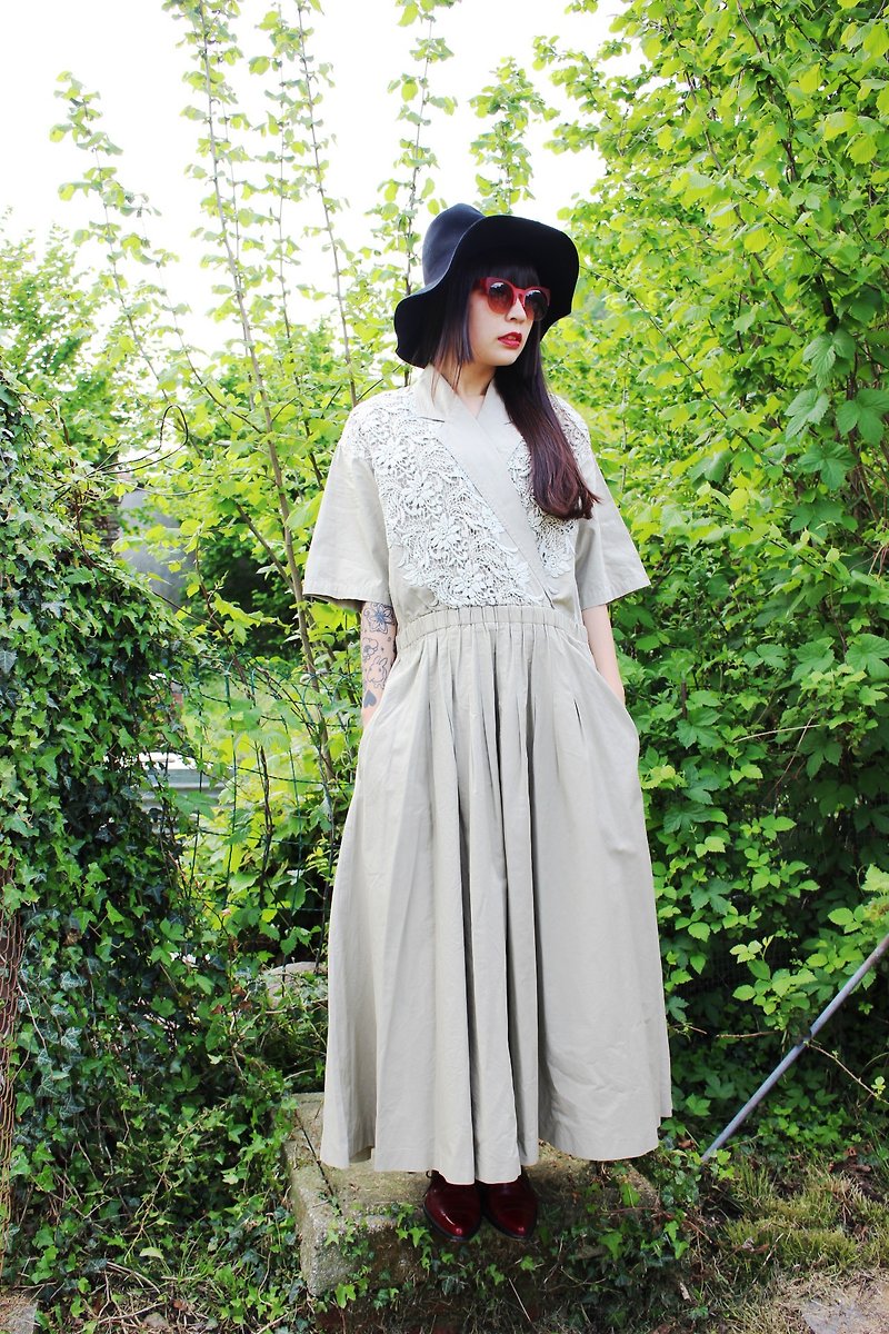 F929 (Vintage) khaki front lace skirt short sleeve double pocket big wave vintage dress - ชุดเดรส - วัสดุอื่นๆ สีทอง