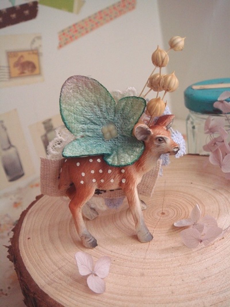 Garohands Japanese Miscellaneous Fawn Bambi Pearl Flannel Hydrangea Petal Hand Pin*a F042 Gift - เข็มกลัด - วัสดุอื่นๆ หลากหลายสี