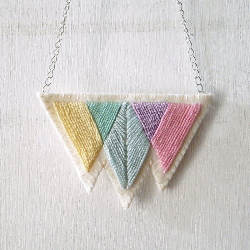 Simple window, glass embroidery, non-woven necklace - สร้อยคอ - งานปัก หลากหลายสี