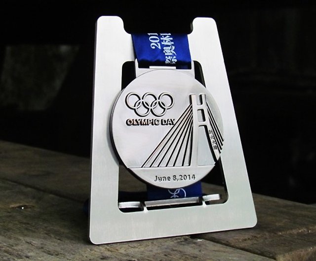 売れ筋介護用品も！ CREATCABINメダルホルダースポーツ水泳スイマーオリンピックメダルディスプレイスタンドウォールマウントハンガー装飾ホームバッジ保管用ランナー用メダルホルダー3ラングメダリスト60メダル以上