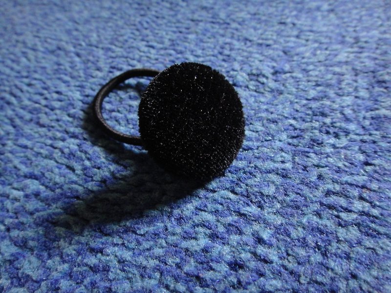 (C) 暮光黑絨_布製鈕釦髮圈 C48CIY65 - 髮夾/髮飾 - 其他材質 黑色