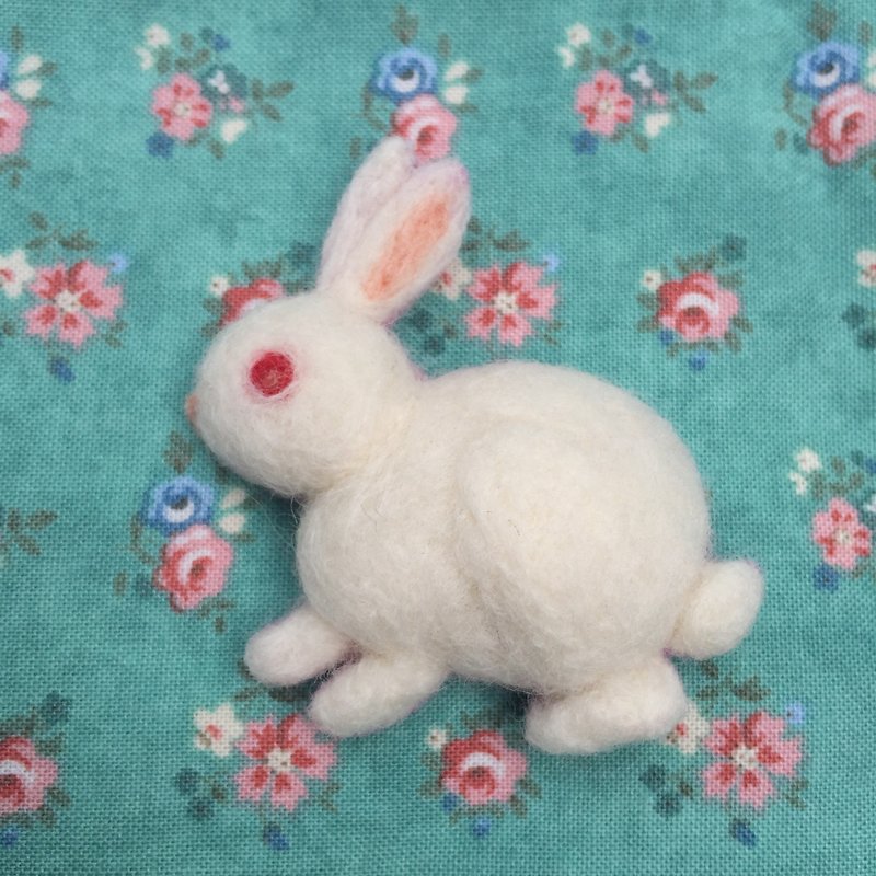 Little White Rabbit-Handmade Wool Felt Pin - เข็มกลัด - วัสดุอื่นๆ ขาว