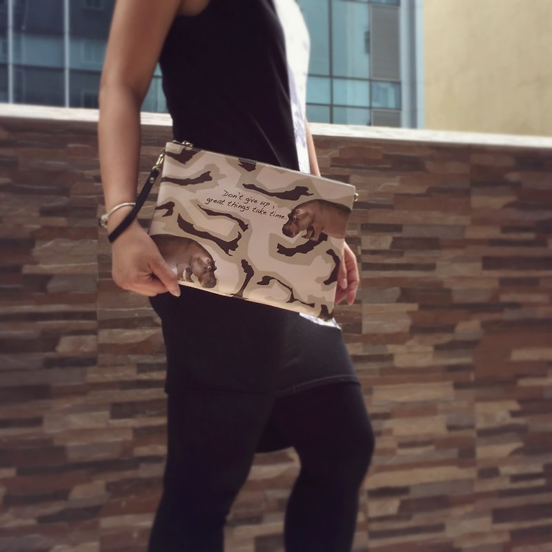 Fashion Hippo clutch Trendy Hippo Clutch handbag by Shuki Design - กระเป๋าคลัทช์ - วัสดุอื่นๆ สึชมพู