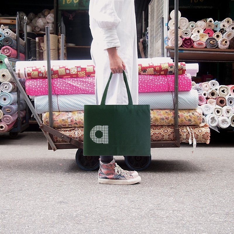 [Christmas Limited Offer 20% discount free transport] AlphaBAG Kid specify a letter manually canvas shoulder bag dark green fight green and white squares of cloth (spot) - กระเป๋าแมสเซนเจอร์ - วัสดุอื่นๆ สีเขียว