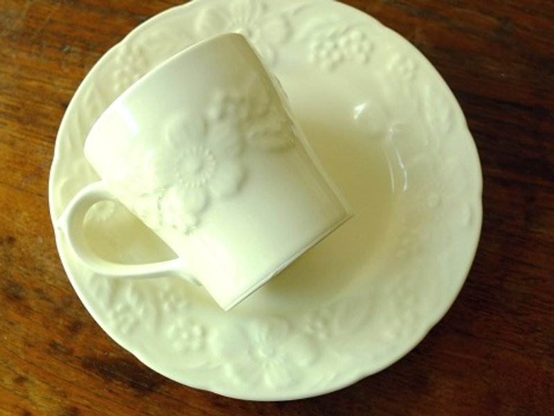 日本IZAWA  Flora古典花園 立體花樣馬克杯 米白 - 茶壺/茶杯/茶具 - 瓷 白色