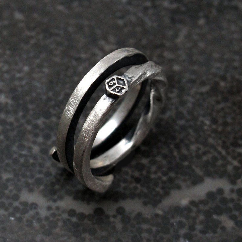 Sterling silver ring edge. Angle H 925 Sterling Silver Ring - 64DESIGN - แหวนทั่วไป - เงินแท้ สีเงิน