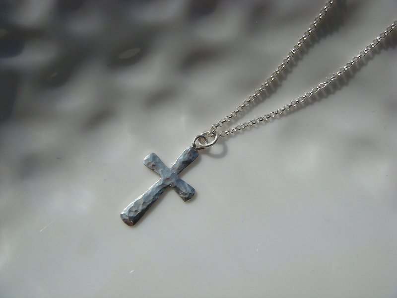 minimalism. Forge a small cross. Sterling silver necklace - สร้อยคอ - โลหะ สีเทา