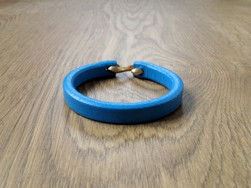 Simple style hand-made leather bracelet (sea blue) - สร้อยข้อมือ - หนังแท้ สีน้ำเงิน