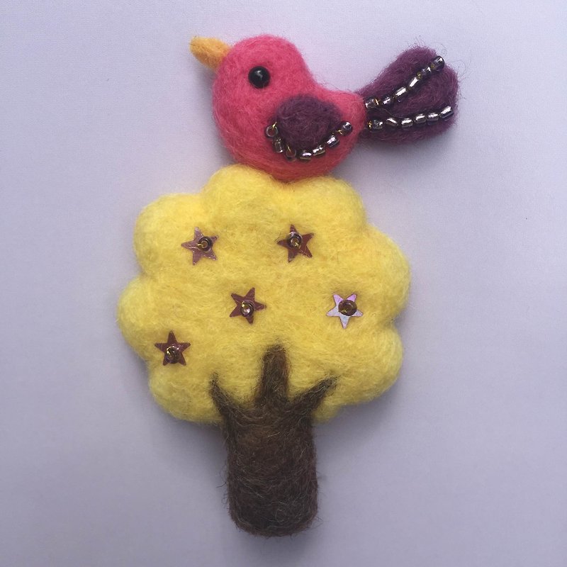 Birds on the tree-hand-made wool felt pins - เข็มกลัด - ขนแกะ หลากหลายสี