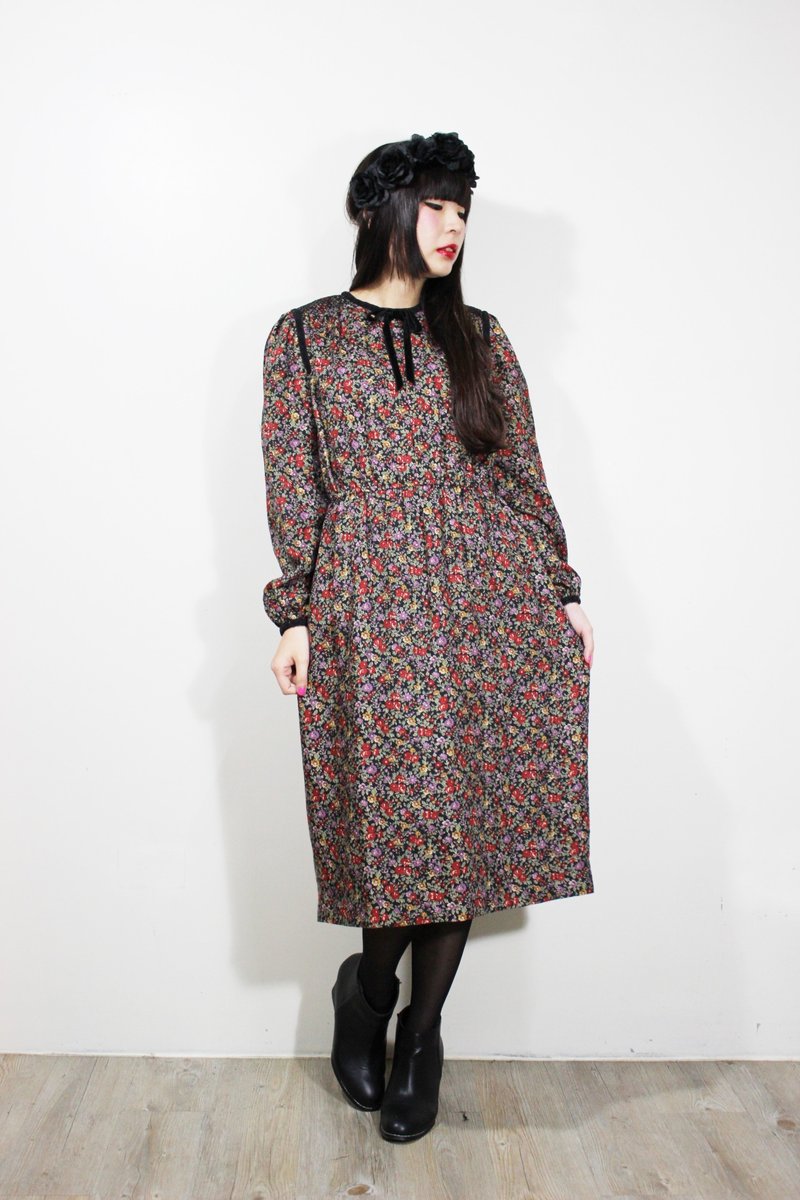 F571 (Vintage) black with red and purple long-sleeved floral dress {vintage} - ชุดเดรส - วัสดุอื่นๆ สีดำ