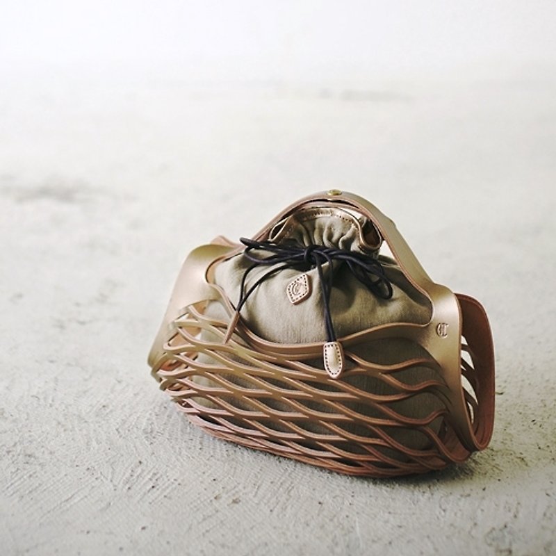 Japanese holiday wind workers handmade leather woven bag Made in Japan by CLEDRAN - กระเป๋าถือ - หนังแท้ สีทอง