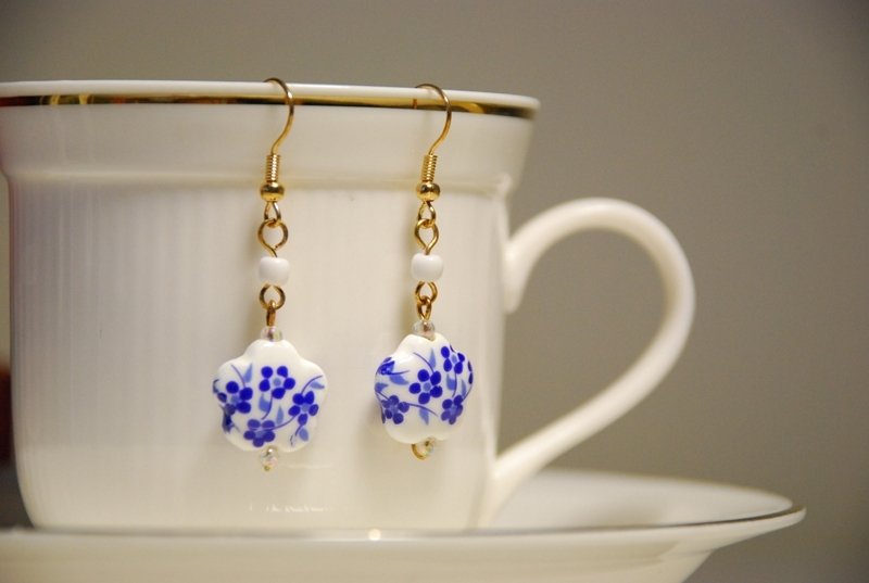 :: cat princess :: oriental atmosphere ~ blue and white porcelain // ear hook - ต่างหู - วัสดุอื่นๆ สีน้ำเงิน