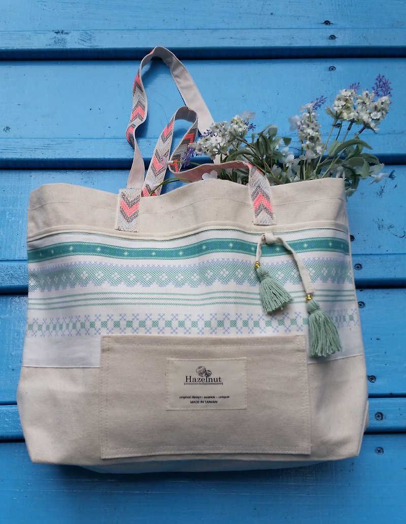 Nordic special green pattern embroidered webbing small tassel bag/handbag/shoulder bag/side backpack - กระเป๋าแมสเซนเจอร์ - โลหะ ขาว