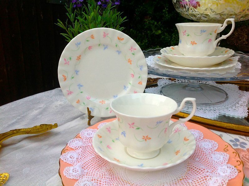 ♥ Anne ♥ vintage retro antique antiquities crazy British bone china - Royal Eerbate Royal Albert 1987 British-flower cup three groups - the new inventory - Teapots & Teacups - Other Materials Pink