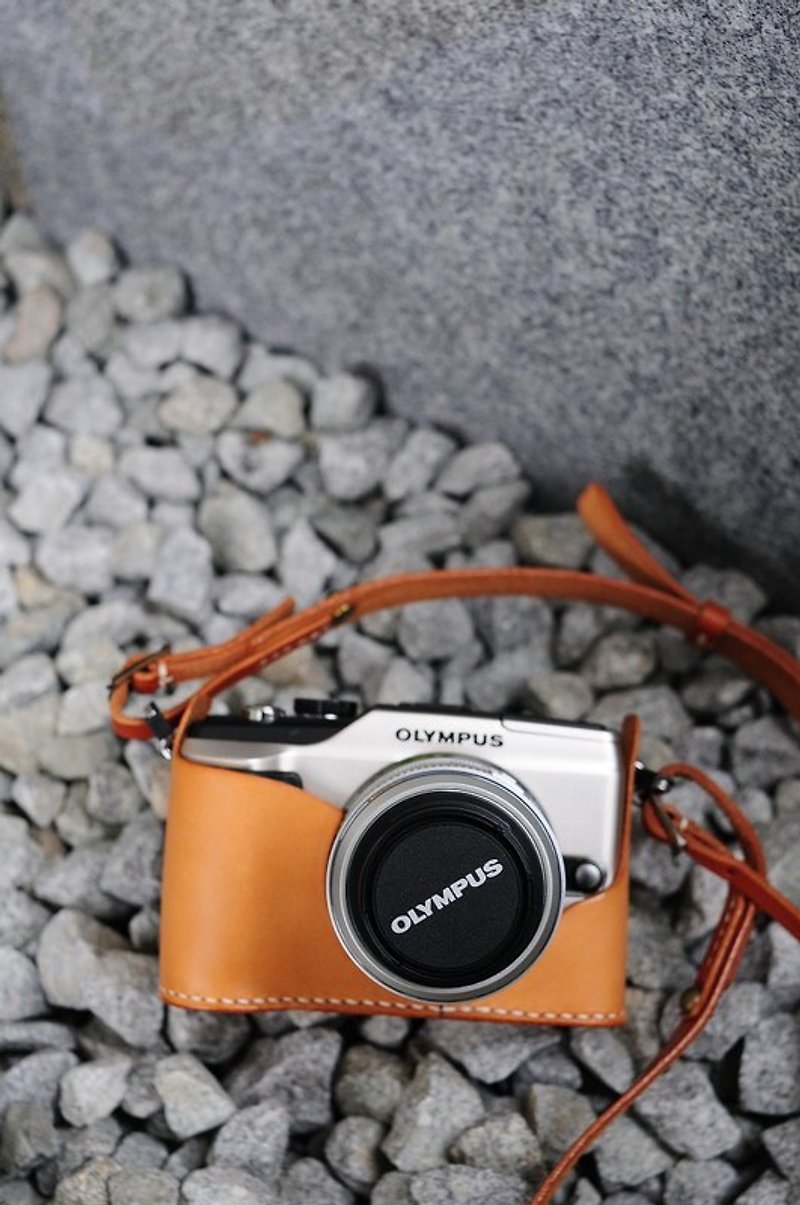 Hand Stitched Light Brown Leather Camera Case with Strap - Olympus PEN E-PL2/ EP3/ EPL3(new) - อื่นๆ - หนังแท้ สีนำ้ตาล