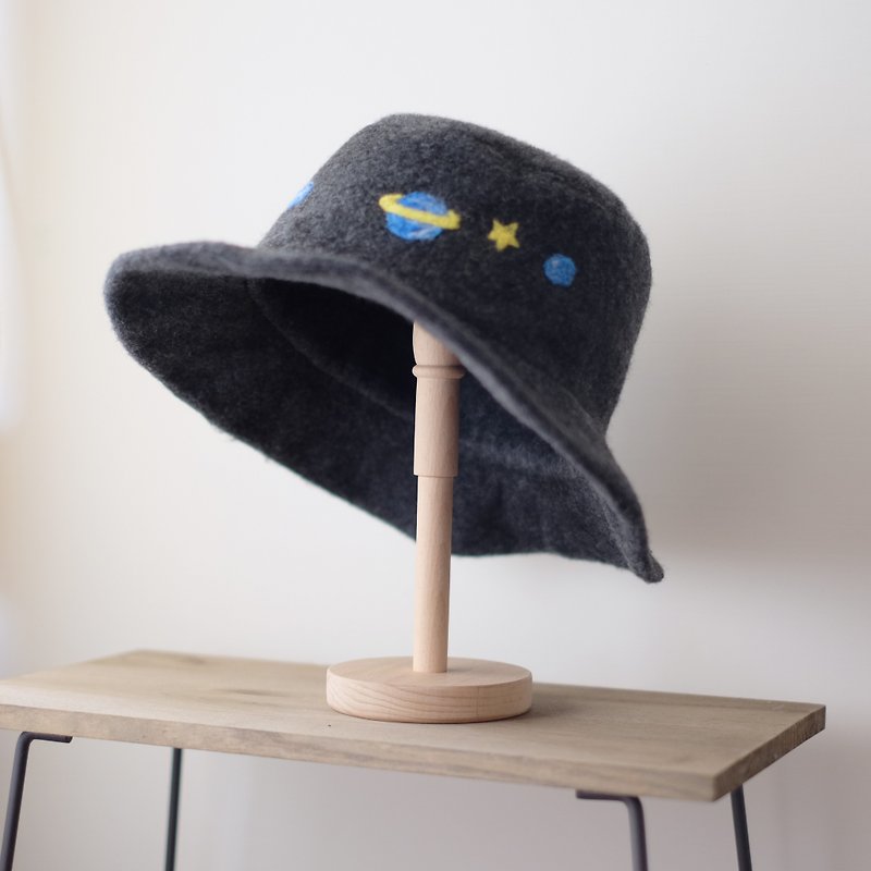 Fly to the universe winter fisherman hat - หมวก - ผ้าฝ้าย/ผ้าลินิน สีดำ