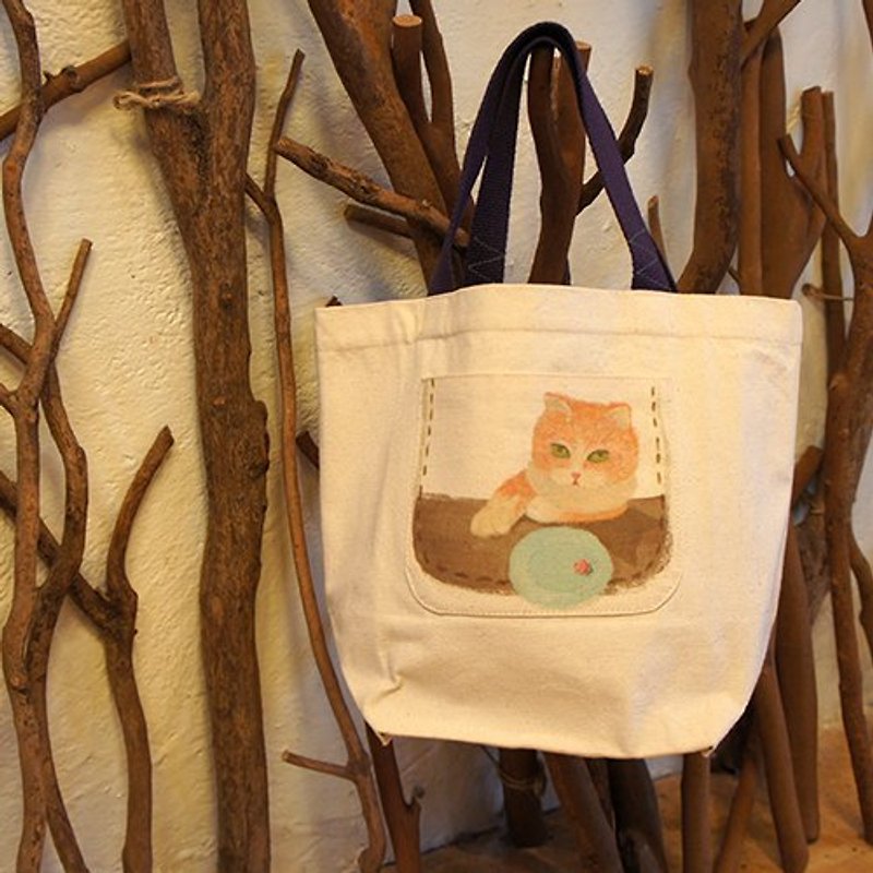 Small things} Exclusive limited edition little happiness canvas bag: cat eating roses_Nature Department_illustration style_Taiwan design and manufacture - กระเป๋าถือ - วัสดุอื่นๆ ขาว