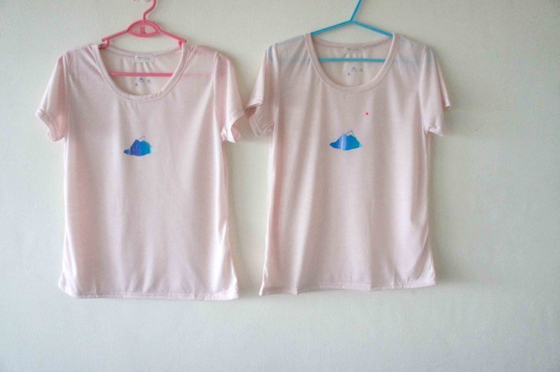 藍藍靠山圓圓月亮 軟綿綿短袖t-shirt（淺淺粉色 / 帥氣黑色） - Women's T-Shirts - Cotton & Hemp Pink