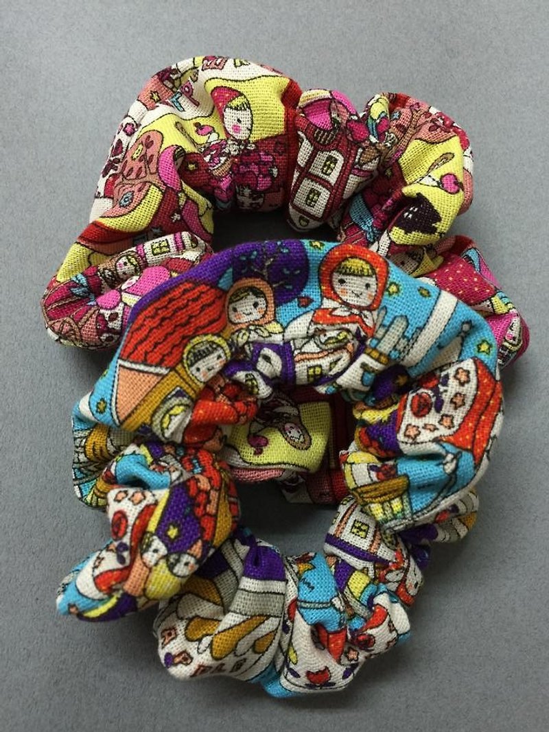 Russian doll colon circle - Hair Accessories - Other Materials Red