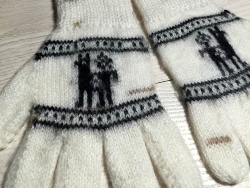 Long-sleeved glove finger smiled alpaca - White Black Sheep - Gloves & Mittens - Other Materials White