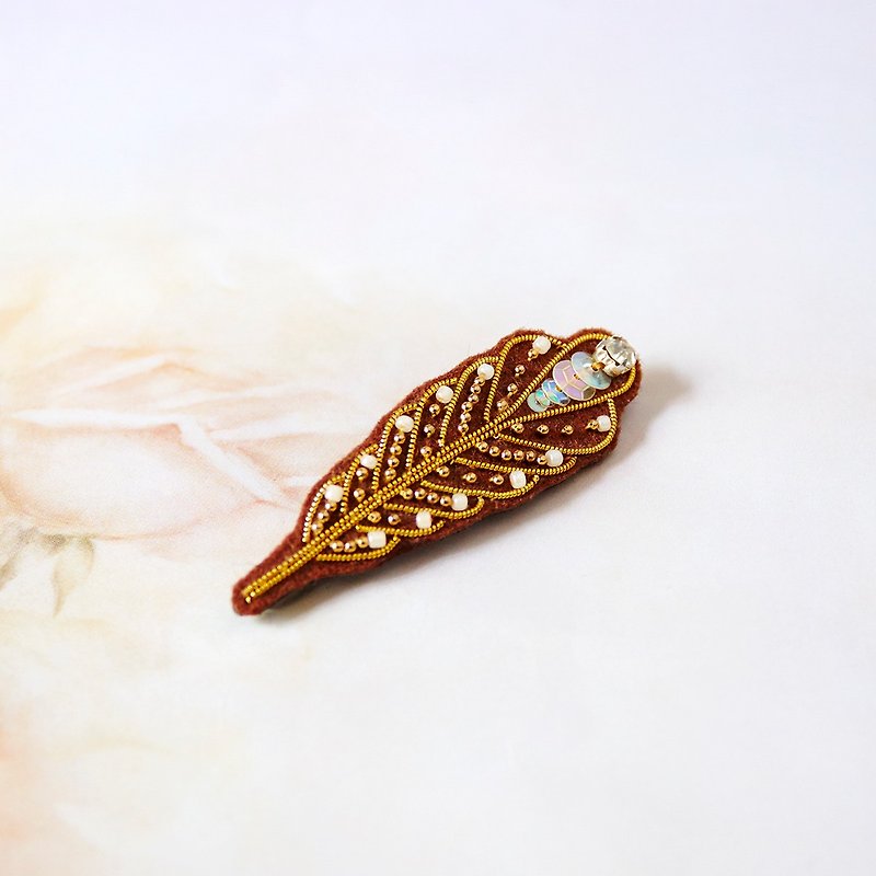 Handmade embroidered cannetille feather hair bobby pin - เครื่องประดับผม - ขนแกะ สีทอง