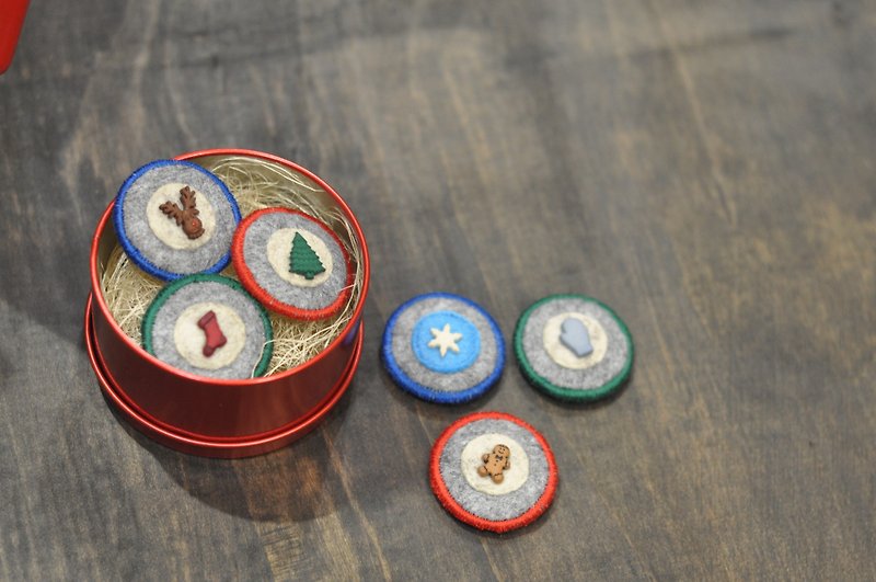 Elk hand made small badge pin three into the group ‧ Christmas tin box group │abbiesee gift shop - Brooches - Other Materials Multicolor