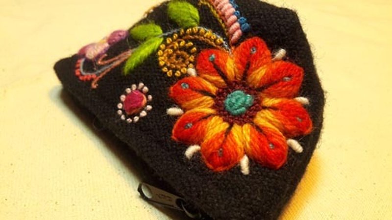 立体小花刺繍三角バッグ・ブラック - 財布 - その他の素材 ブラック