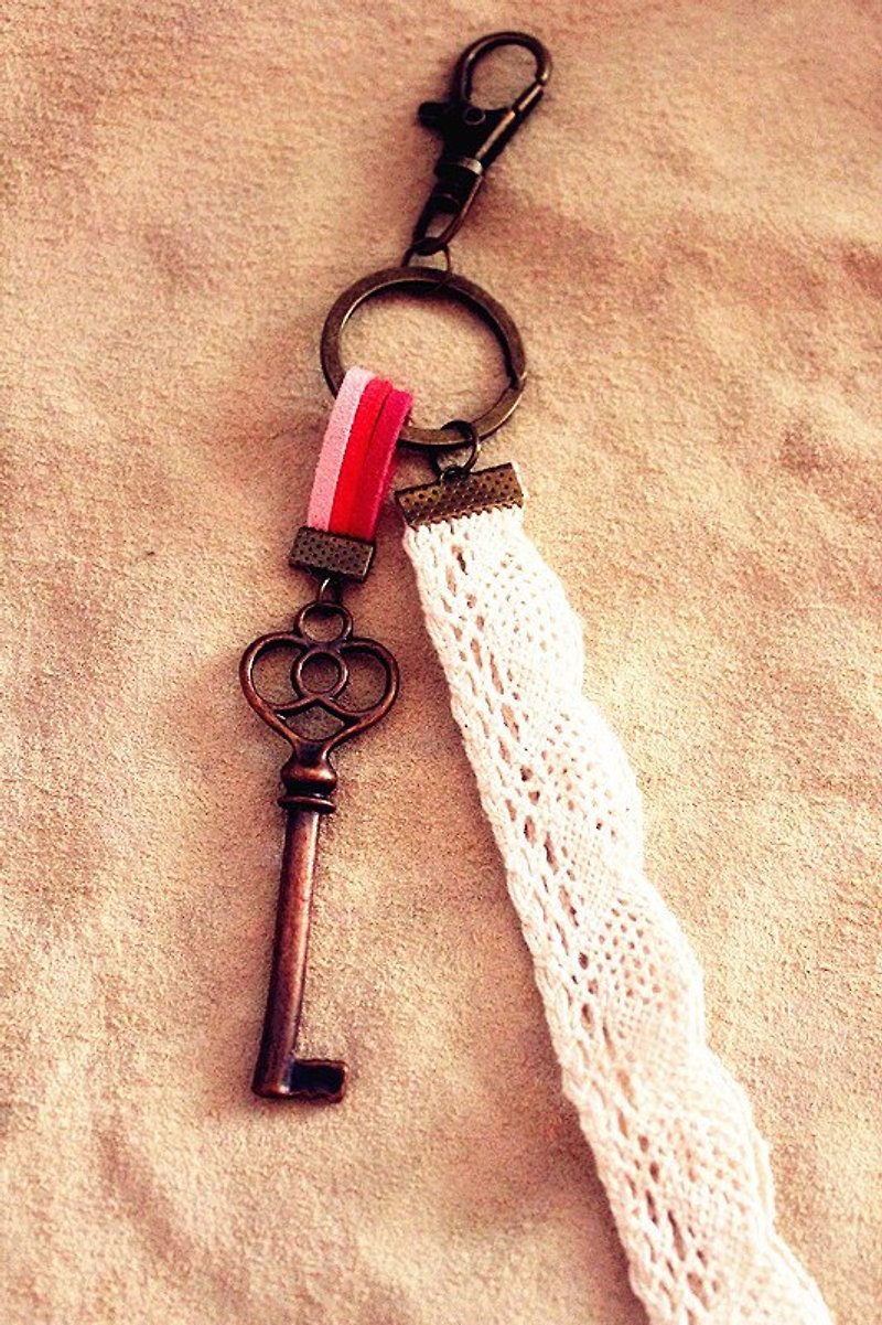 蕾絲粉嫩鑰匙 - 吊飾 - 真皮 粉紅色