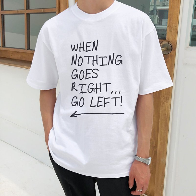 When Nothing Goes Right...Go left短袖T恤 2色 英文文字禮物 - 男 T 恤 - 其他材質 多色