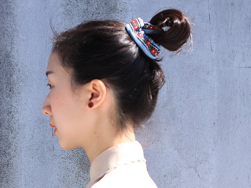 【The MAMA's Closet】Poinsettia / Denim with Ribbon Scrunches - Hair Accessories - Other Materials Multicolor