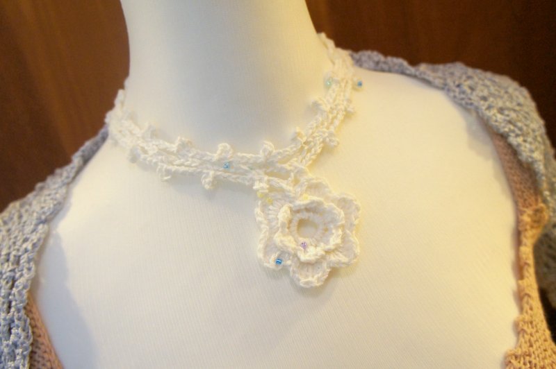 Zakka forest department lace knit sequined dimensional flower necklace / Necklace ~ - Necklaces - Other Materials White