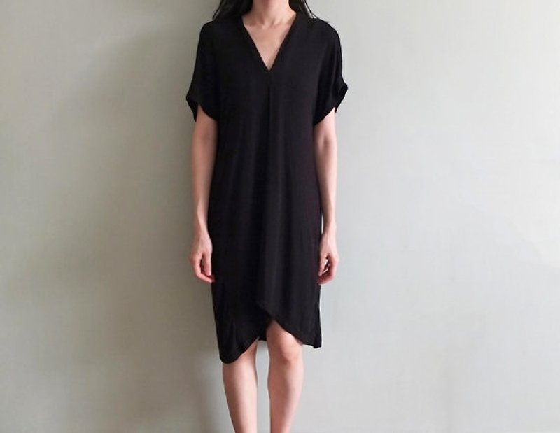 其他材質 洋裝/連身裙 黑色 - 捏摺V領黑色不規則天絲棉洋裝 只剩一件s/m