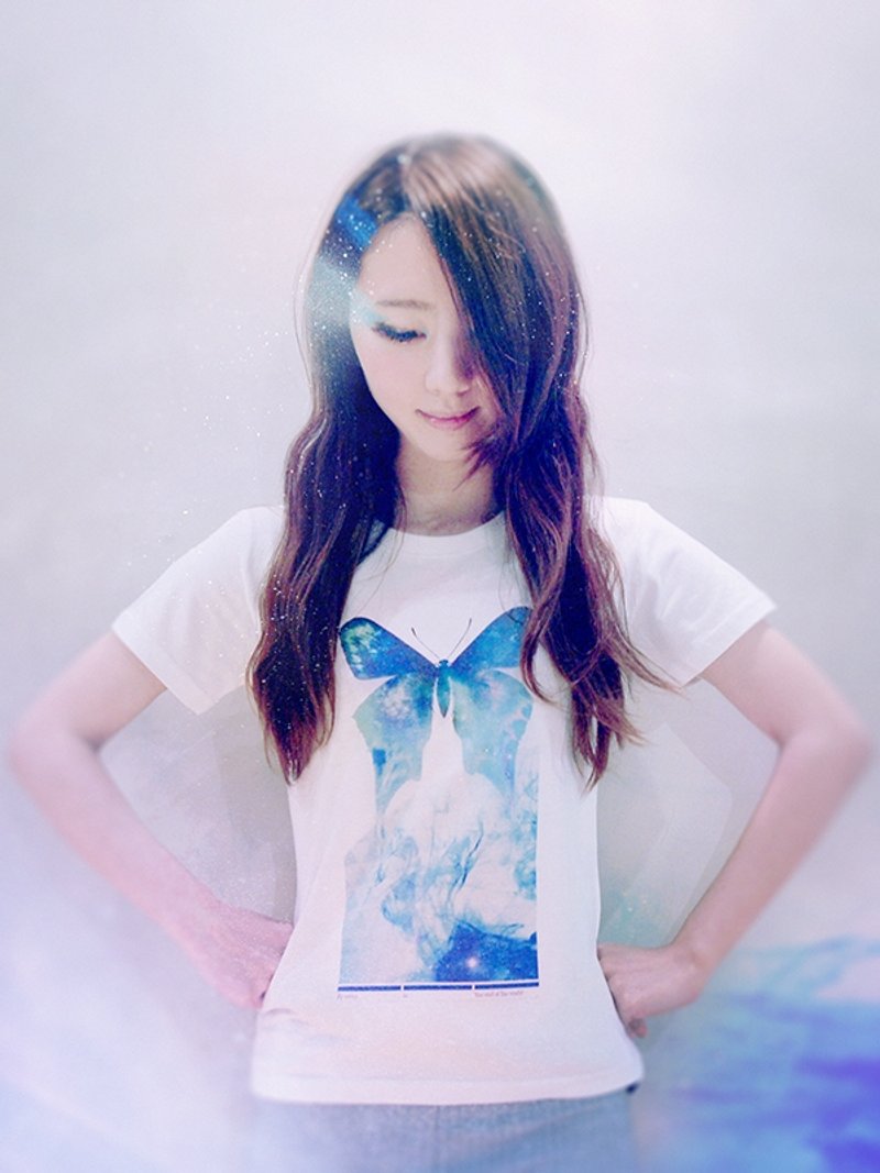 FLY AWAY TO THE END OF THE WORLD / T-Shirt (白) - 女 T 恤 - 棉．麻 白色