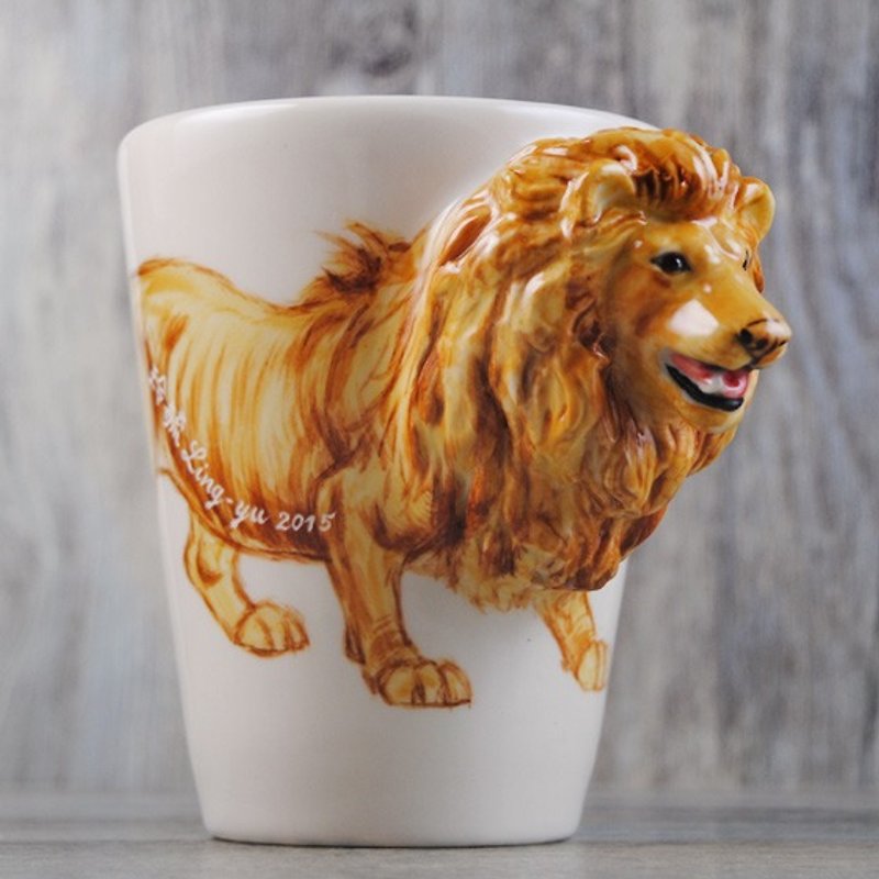 【可刻字的動物馬克杯】Blue Witch英國手繪杯 獅子 立體刻字陶瓷馬克杯 - 酒杯/酒器 - 其他材質 咖啡色