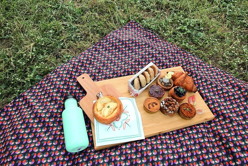 Traveler. // Button Disco Picnic camping picnic mat table mat (with pouch) - ชุดเดินป่า - กระดาษ หลากหลายสี