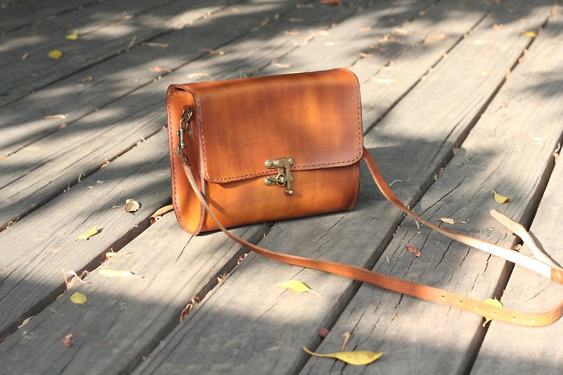 Classical crossbody vegetable tanned leather bag - Sepia color - กระเป๋าแมสเซนเจอร์ - หนังแท้ สีนำ้ตาล