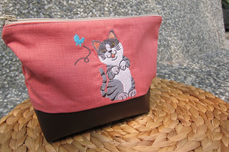 遊び心のある灰色猫の刺繍化粧品袋ユニバーサルパッケージ（英語版刺繍の名前、予めご了承ください） - ポーチ - 刺しゅう糸 ピンク